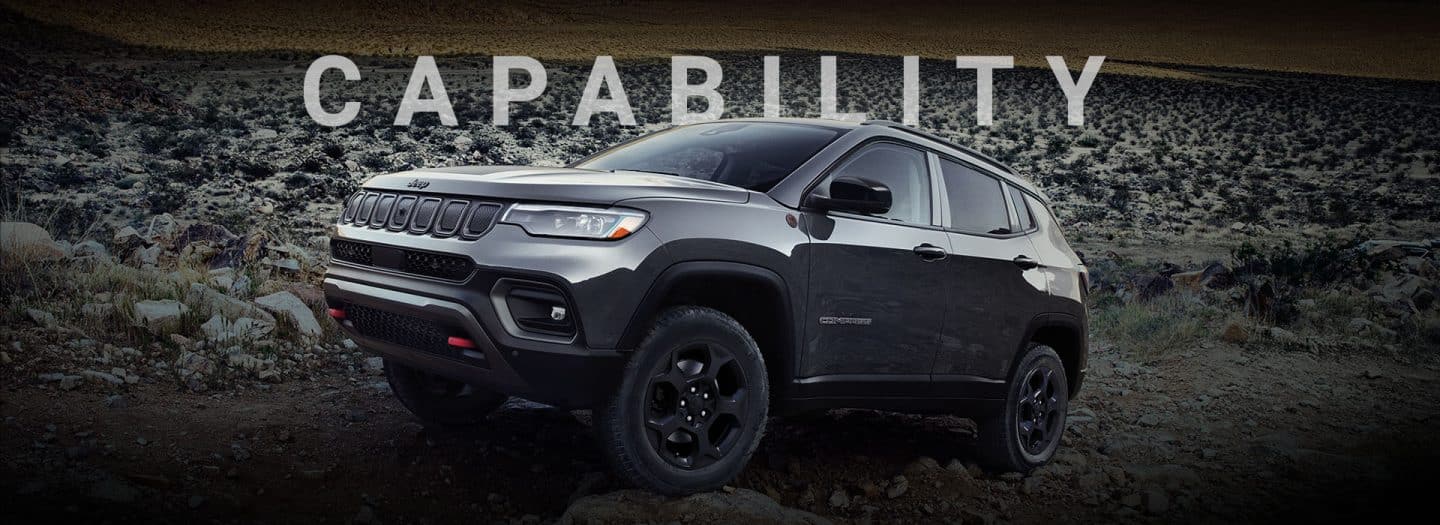 Un Jeep Compass Trailhawk din 2024 care se târa peste pietre mari și mici și pietre off-road. Capacitate.