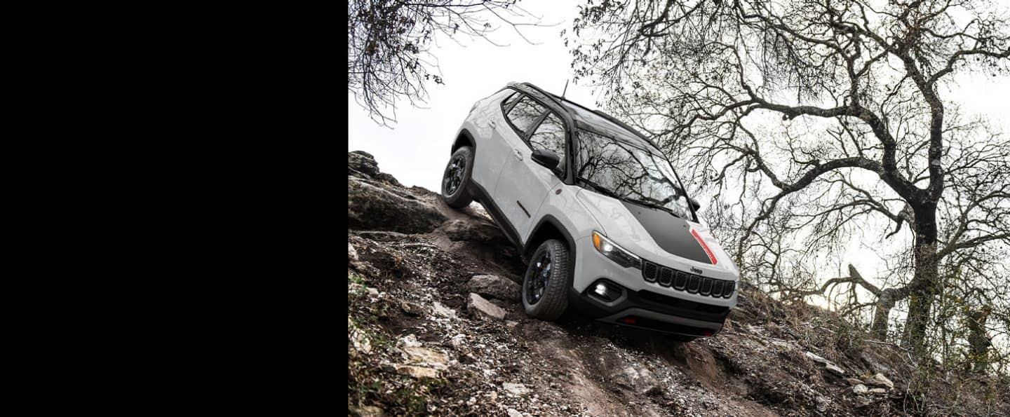 Un Jeep Compass Trailhawk din 2024 care coboară un deal foarte abrupt off-road.