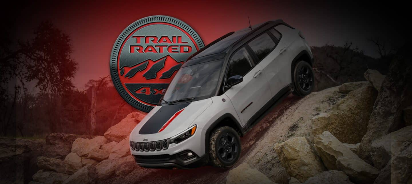 Un Jeep Compass Trailhawk din 2024 care coboară un deal foarte abrupt off-road. Insigna Trail Rated 4x4.