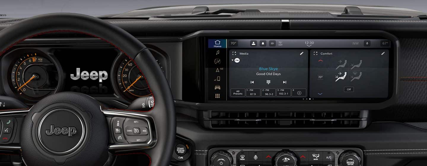 La pantalla digital de información para el conductor en el panel de instrumentos y la pantalla táctil Uconnect en la Jeep Gladiator 2024, en la que se exhibe la selección de audio y controles de temperatura en la pantalla táctil.