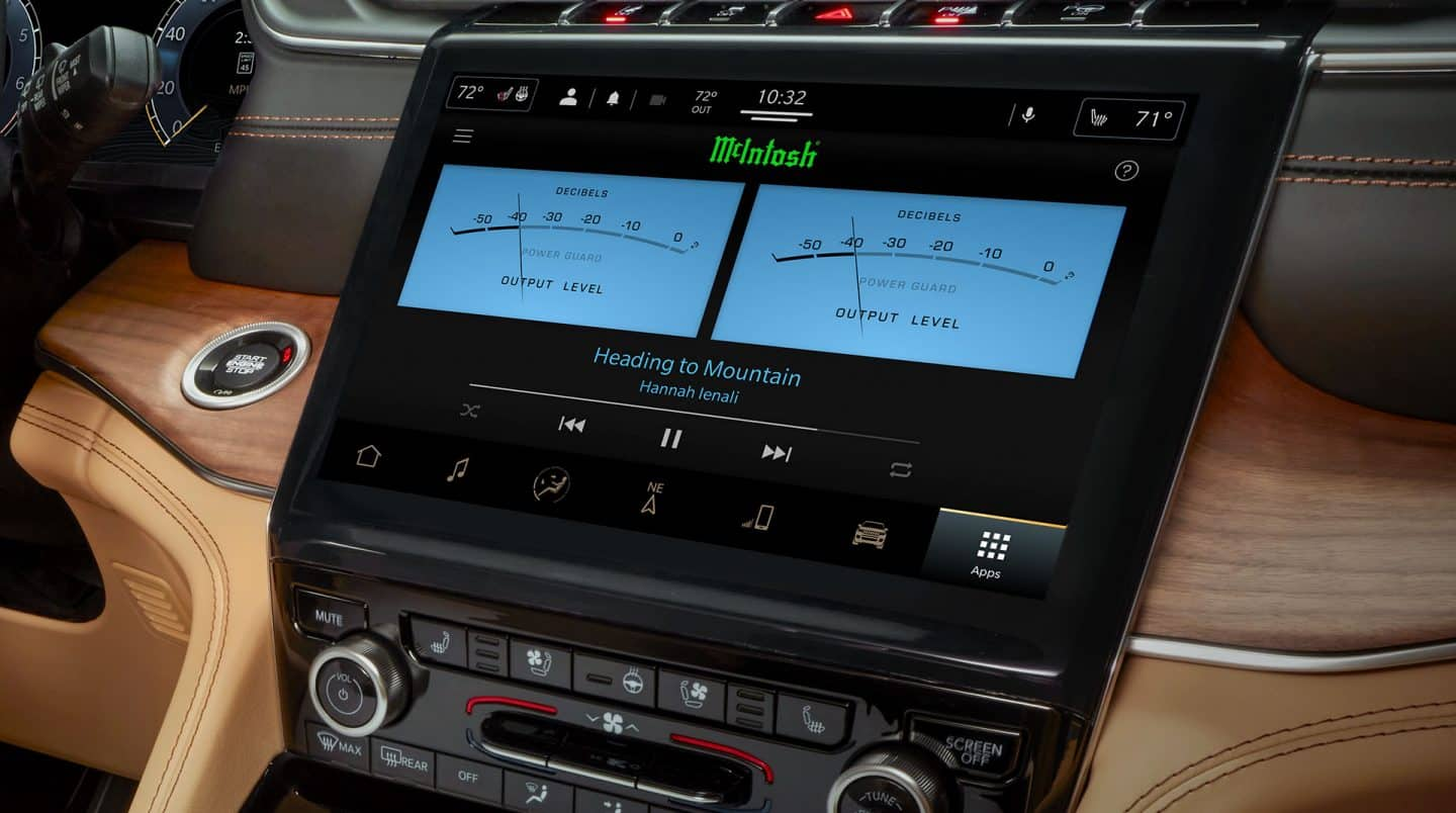 La pantalla táctil Uconnect en el Jeep Grand Cherokee Summit Reserve 2024, que muestra los niveles de salida del sistema de sonido McIntosh.