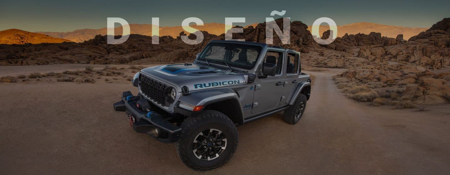 Un perfil desde el ángulo del conductor de un Jeep Wrangler Rubicon 4xe 2024 grisestacionado en un claro en el desierto. Diseño.