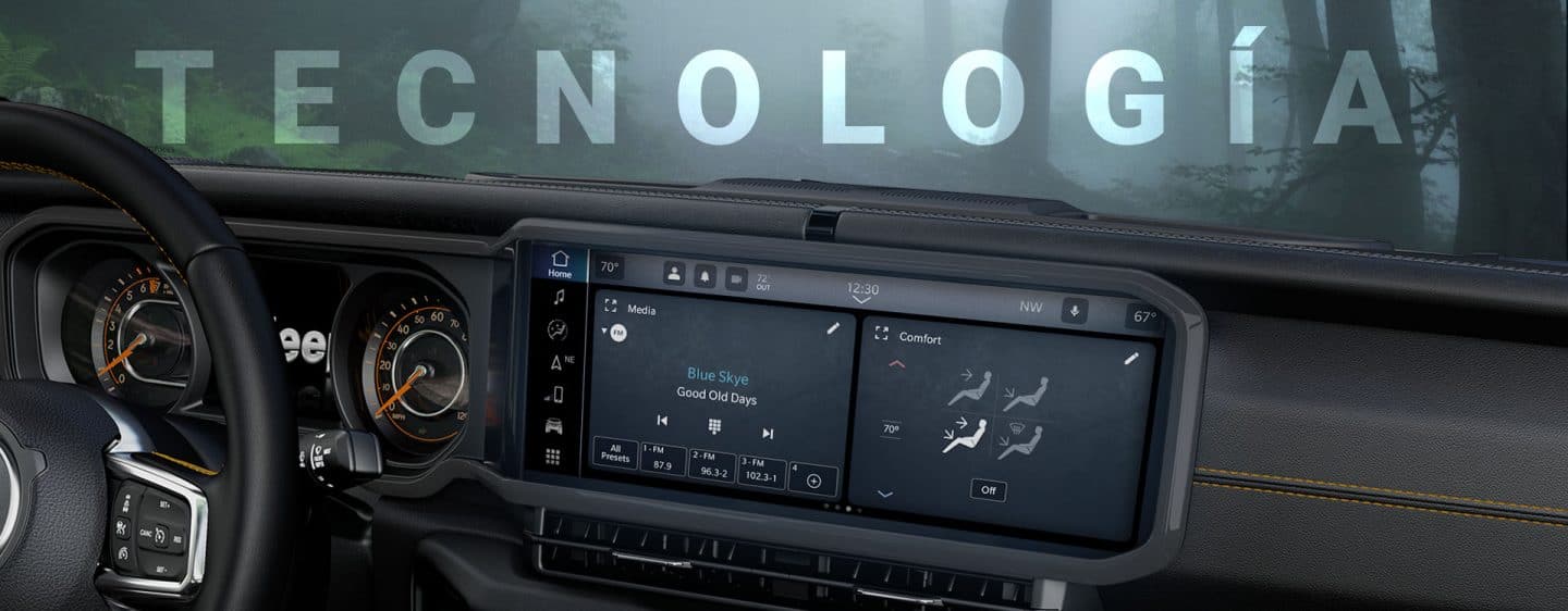 Pantalla táctil Uconnect 5 en el Jeep Wrangler 2024 con una pantalla dividida que muestra la selección de radio y los controles de temperatura. Tecnología.