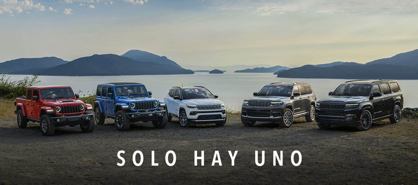 Toma de 5 vehículos de marca Jeep con vista a la naturaleza. Texto al final de la foto que dice “Solo hay uno”.