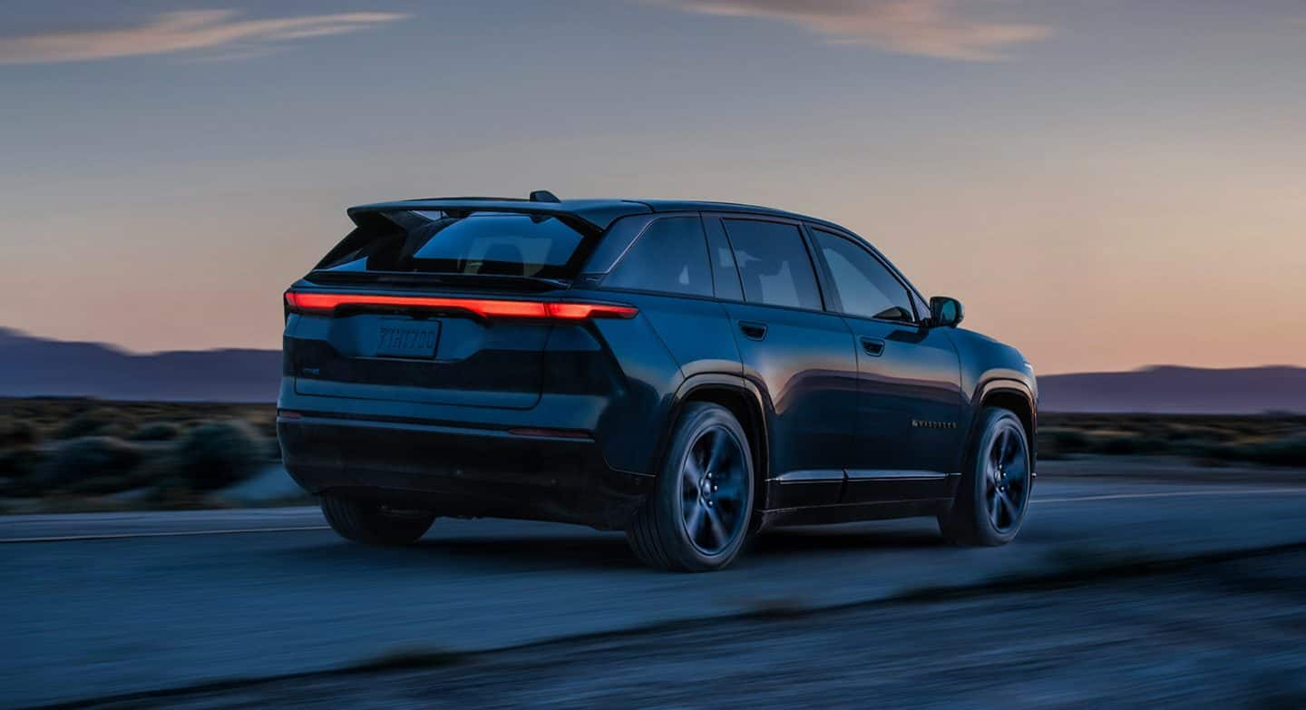 Un ángulo elevado de un Jeep Wagoneer S Launch Edition 2024 plateado en el que se destaca el techo corredizo panorámico de doble panel.