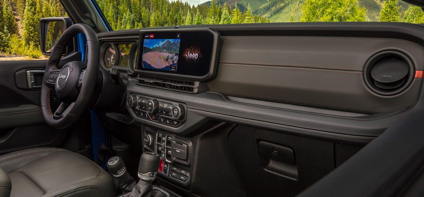 El tablero y el área de asientos delanteros del Jeep Gladiator 2025.