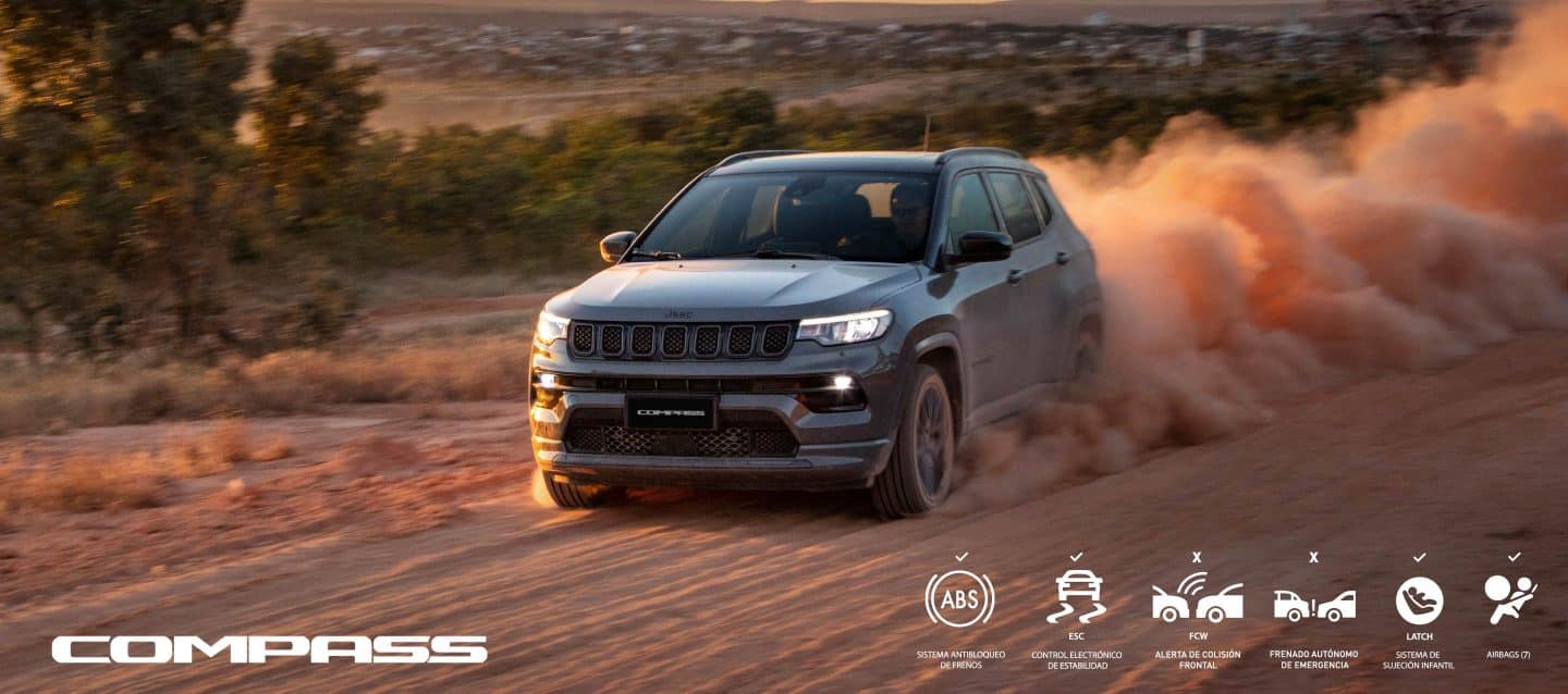 Un Jeep Compass 2023, siendo conducido en la carretera con un atardecer de fondo