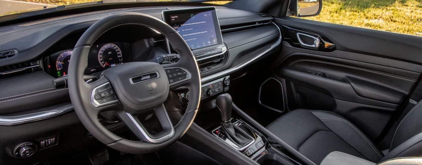 The front seats, instrument panel and dash in the 2023 Jeep Compass Limited.