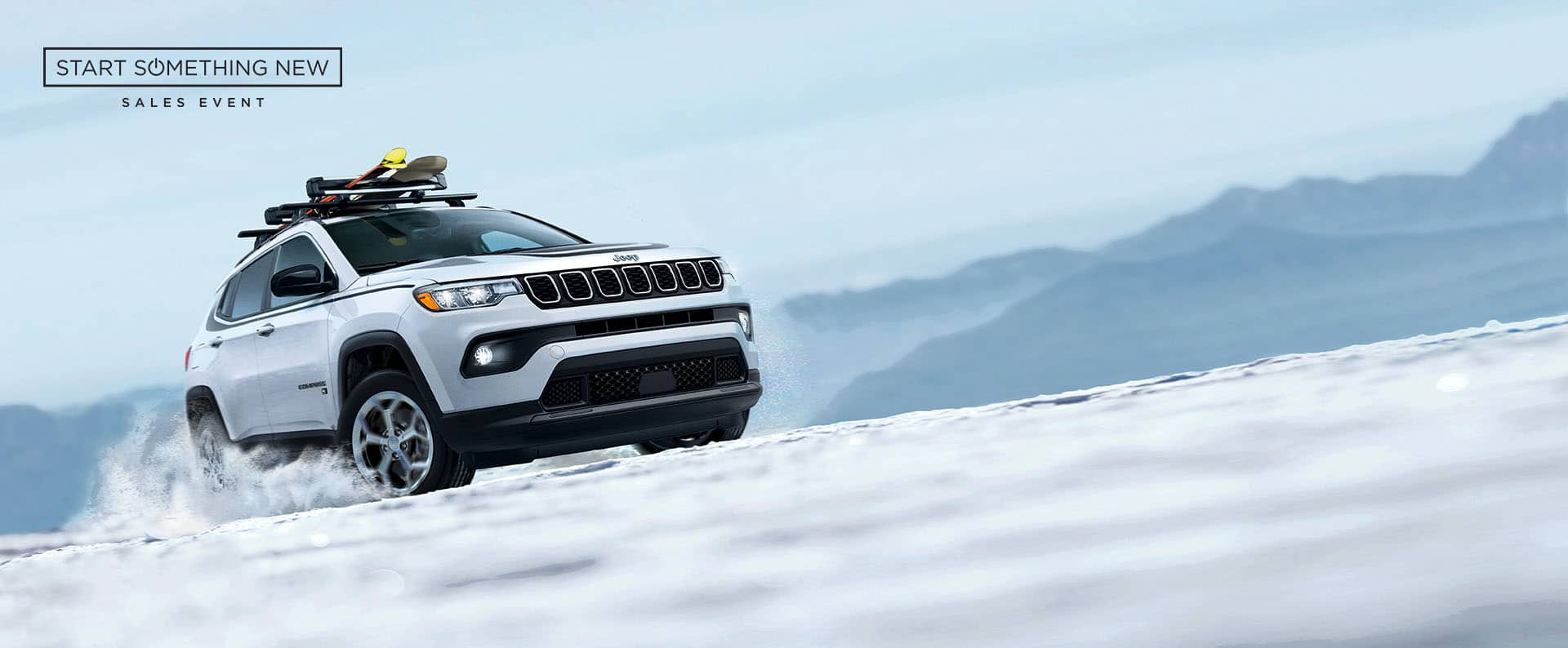 Un Jeep Compass Latitude 2024 blanco con equipos de esquí sujetados en la parrilla portaequipaje, ascendiendo por una colina cubierta de nieve. Logo del Evento de ventas "Comienza algo nuevo".