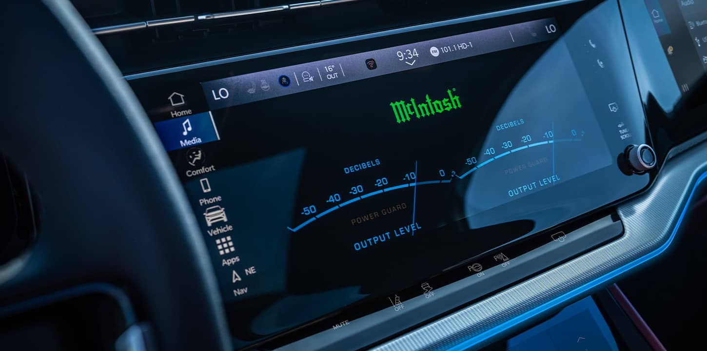 La pantalla táctil Uconnect del Jeep Wagoneer S Launch Edition 2025 muestra la intensidad del sonido del sistema de entretenimiento McIntosh.