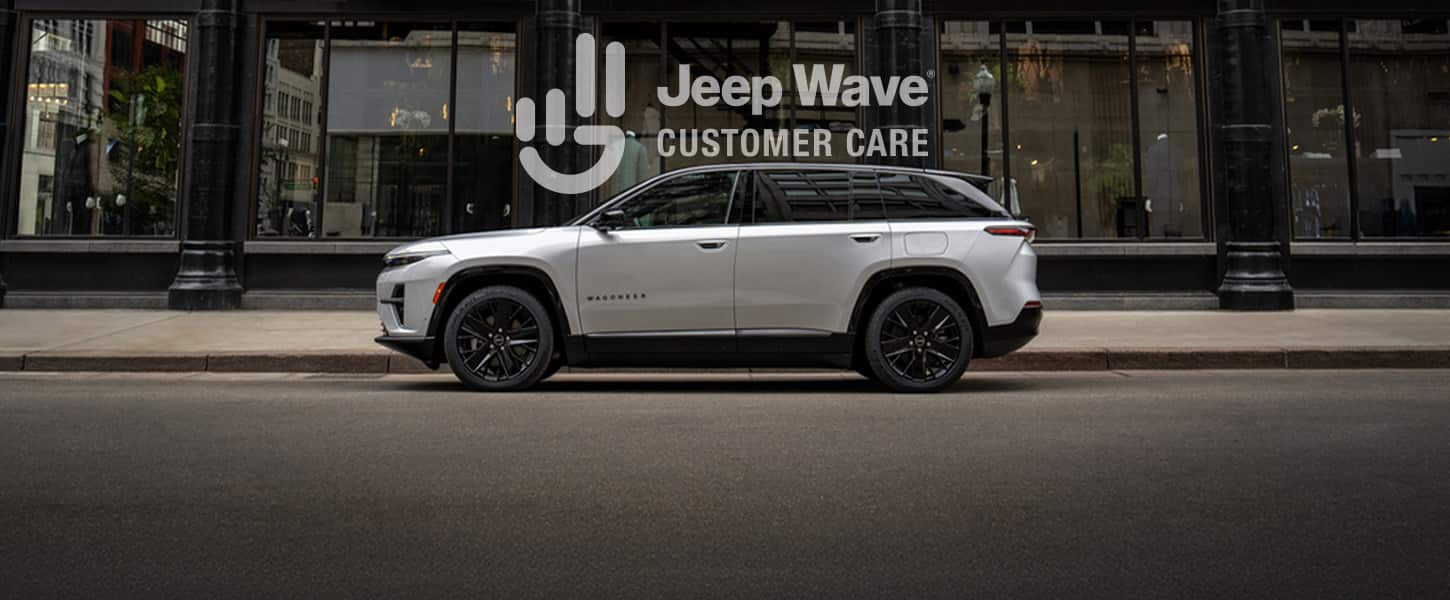 Un Jeep Wagoneer S Launch Edition 2025 plateado estacionado en una calle de la ciudad. Atención al cliente de Jeep Wave.